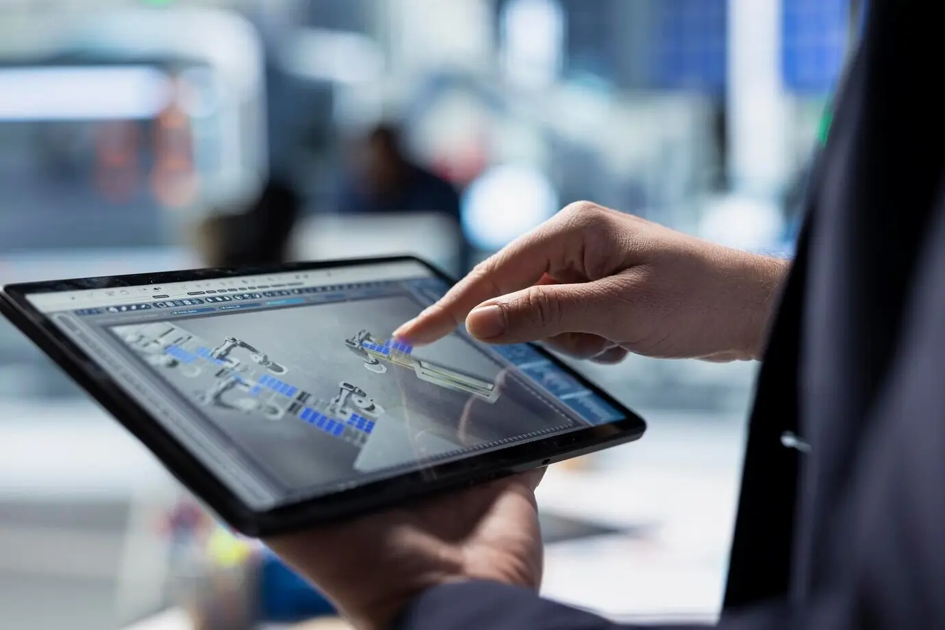 Fachkraft in einer Solarfabrik überwacht die Leistung der Maschinen an einer Produktionslinie.